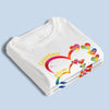 De l’amour brodé dans chaque prénom – T-shirt familial personnalisé (unisexe & premium) et hoodie – Cadeau pour la fête des Mères, maman ou mamie