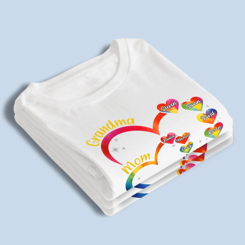 De l’amour brodé dans chaque prénom – T-shirt familial personnalisé (unisexe & premium) et hoodie – Cadeau pour la fête des Mères, maman ou mamie