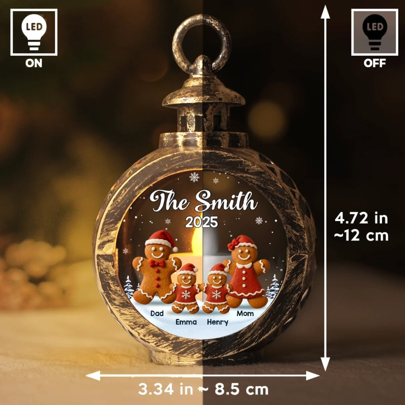 Ornement lanterne personnalisé – Cadeaux de Noël ou d’anniversaire pour maman, papa, enfants – Une famille de pains d’épices dans la neige