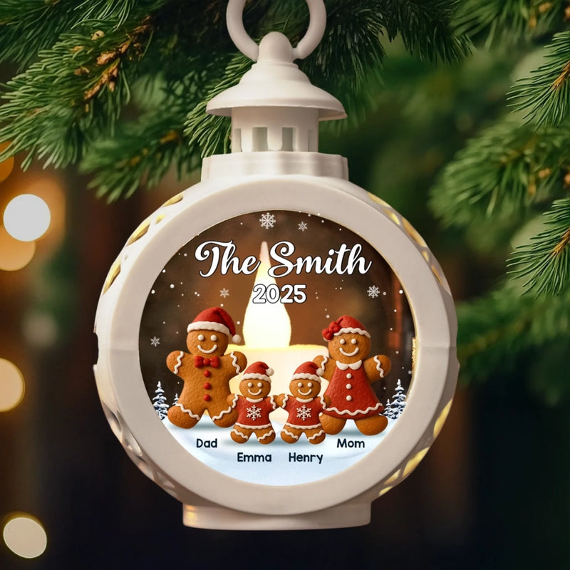 Ornement lanterne personnalisé – Cadeaux de Noël ou d’anniversaire pour maman, papa, enfants – Une famille de pains d’épices dans la neige
