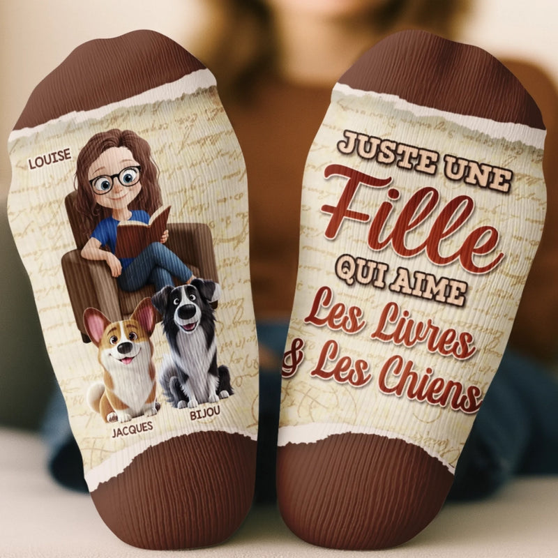 Chaussettes Personnalisées - Cadeaux Pour Amoureux Des Livres, Rats De Bibliothèque, Papa Et Maman Chiens - Des Pages Avec Des Empreintes De Pattes
