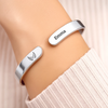 Bracelet Jonc En Acier Inoxydable Gravé Personnalisé - Cadeaux D’Anniversaire Pour Maman, Fille - Un Lien Qui Brille Pour Toujours