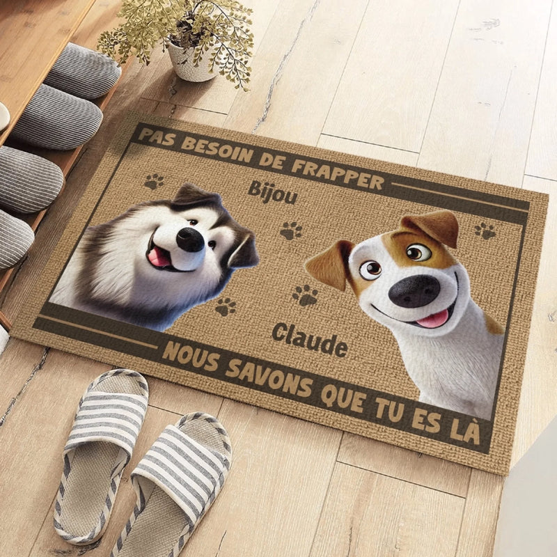 Tapis Décoratif Personnalisé Pour La Maison - Cadeaux D’Anniversaire Pour Amoureux Des Chiens Et Chats, Papa Et Maman Chiens, Propriétaires De Chats - Des Pattes Avant Les Gens Dans Cette Maison Heureuse