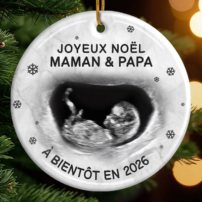 Ornement Photo En Céramique Personnalisé – Cadeaux Personnalisés De Noël, De Baby Shower Et De Révélation De Genre Pour Nouvelles Mamans, Nouveaux Papas, Nouveaux Parents – Un Petit Lutin Arrive Bientôt