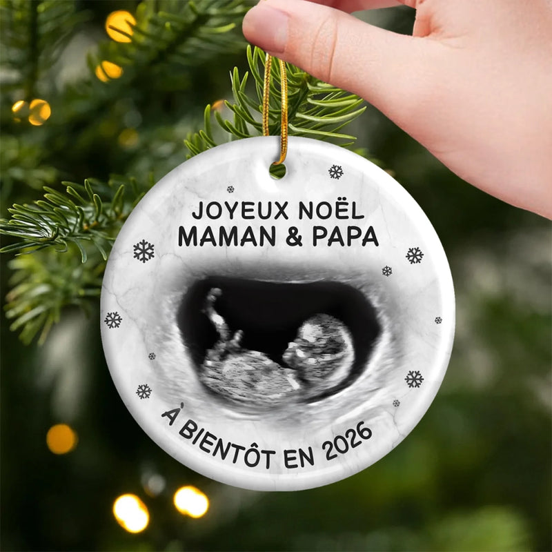 Ornement Photo En Céramique Personnalisé – Cadeaux Personnalisés De Noël, De Baby Shower Et De Révélation De Genre Pour Nouvelles Mamans, Nouveaux Papas, Nouveaux Parents – Un Petit Lutin Arrive Bientôt