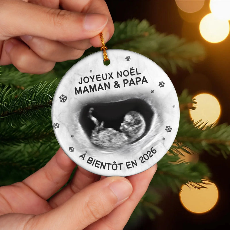 Ornement Photo En Céramique Personnalisé – Cadeaux Personnalisés De Noël, De Baby Shower Et De Révélation De Genre Pour Nouvelles Mamans, Nouveaux Papas, Nouveaux Parents – Un Petit Lutin Arrive Bientôt