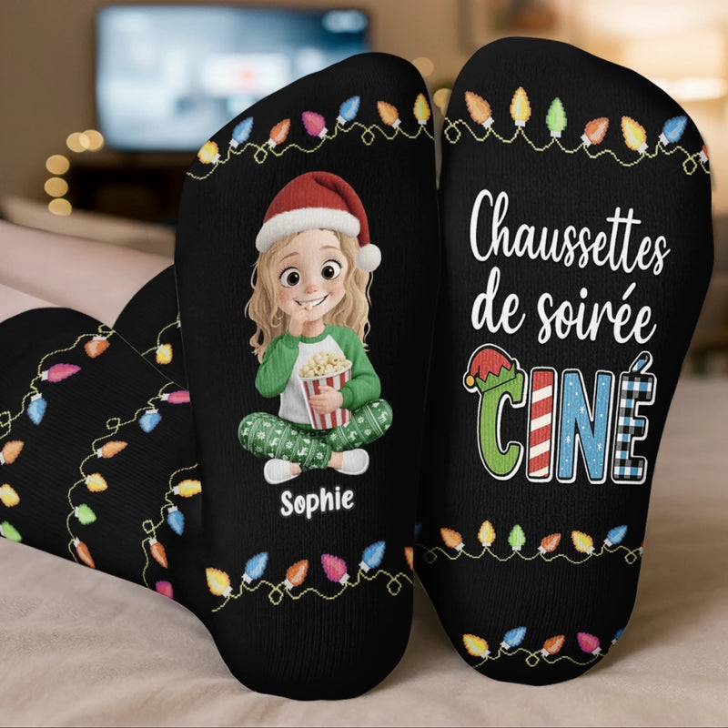 Chaussettes Personnalisées – Cadeaux De Noël Et D’Anniversaire Personnalisés Pour Femmes Et Hommes – Occupée À Tomber Amoureuse Dans Un Scénario Hallmark