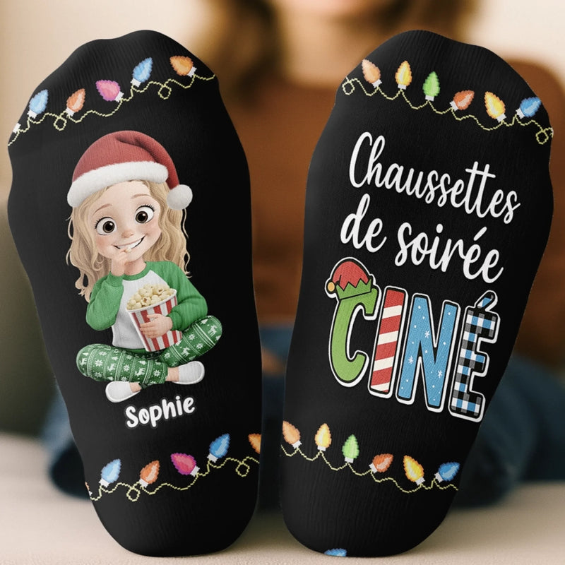 Chaussettes Personnalisées – Cadeaux De Noël Et D’Anniversaire Personnalisés Pour Femmes Et Hommes – Occupée À Tomber Amoureuse Dans Un Scénario Hallmark