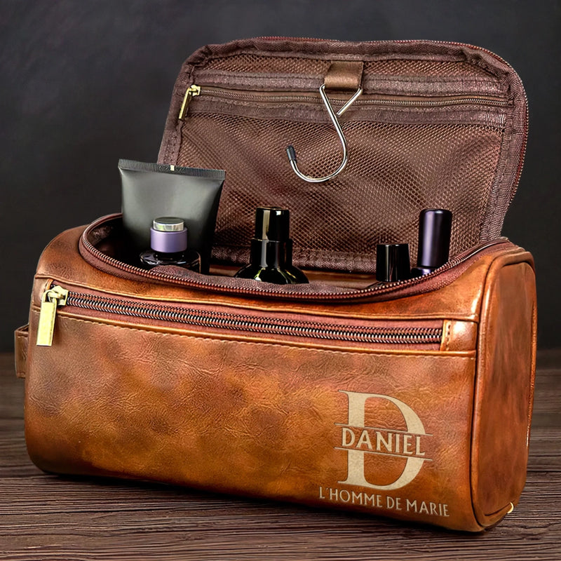 Trousse De Toilette En Cuir Gravée Personnalisée – Cadeaux D’Anniversaire Pour Mari – Avec Toi, La Vie Semble À Sa Place