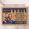 Tapis Décoratif Personnalisé Pour La Maison – Cadeaux De Noël Et D’Anniversaire Personnalisés Pour Famille, Amoureux Des Chiens, Papas Et Mamans De Chiens – La Dame Aux Chiens Et Son Vieux Grincheux Vivent Ici