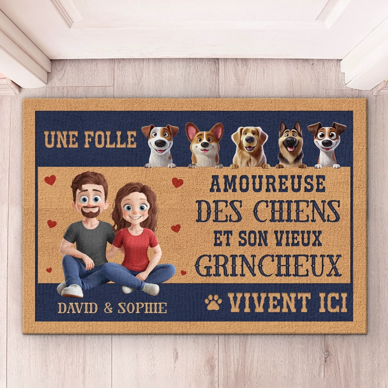 Tapis Décoratif Personnalisé Pour La Maison – Cadeaux De Noël Et D’Anniversaire Personnalisés Pour Famille, Amoureux Des Chiens, Papas Et Mamans De Chiens – La Dame Aux Chiens Et Son Vieux Grincheux Vivent Ici