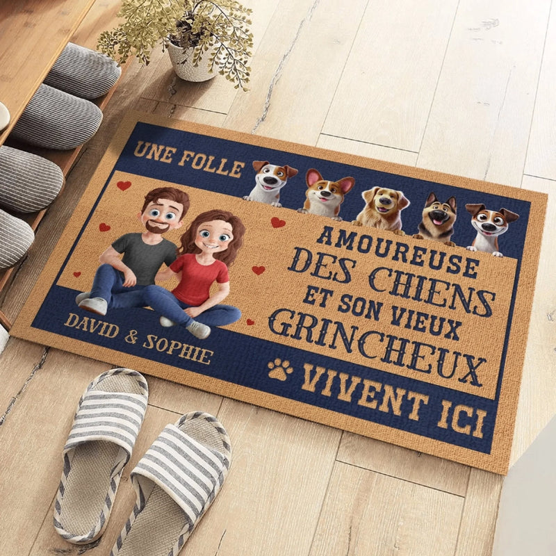 Tapis Décoratif Personnalisé Pour La Maison – Cadeaux De Noël Et D’Anniversaire Personnalisés Pour Famille, Amoureux Des Chiens, Papas Et Mamans De Chiens – La Dame Aux Chiens Et Son Vieux Grincheux Vivent Ici