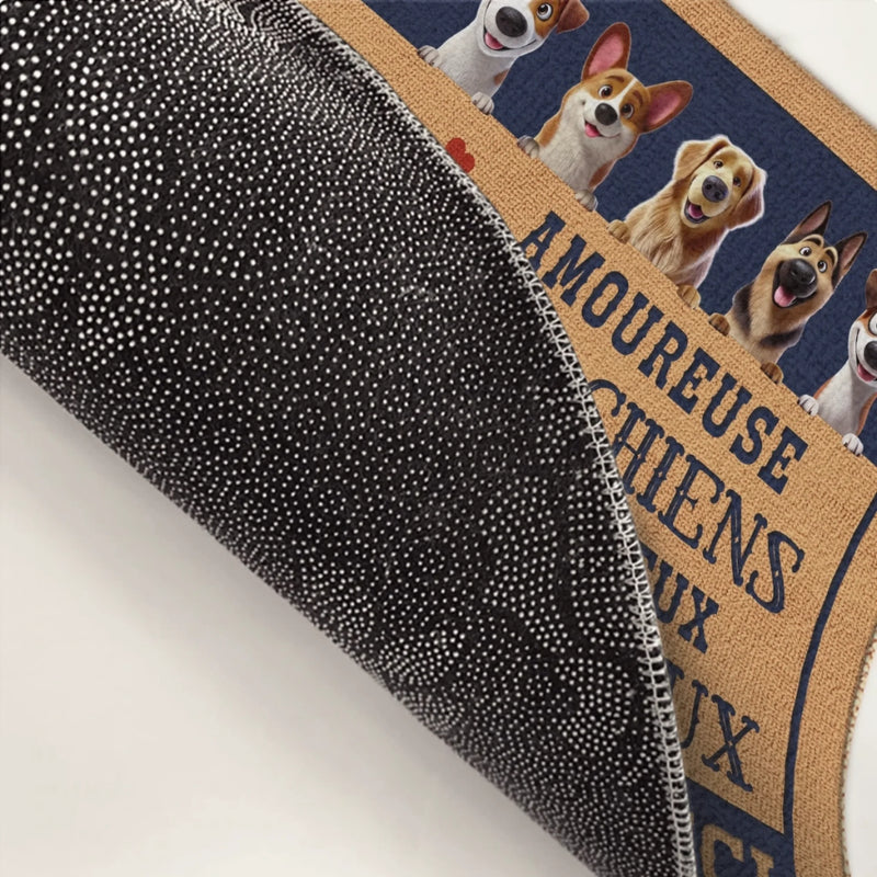 Tapis Décoratif Personnalisé Pour La Maison – Cadeaux De Noël Et D’Anniversaire Personnalisés Pour Famille, Amoureux Des Chiens, Papas Et Mamans De Chiens – La Dame Aux Chiens Et Son Vieux Grincheux Vivent Ici