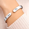 Bracelet Jonc En Acier Inoxydable Gravé Personnalisé – Cadeaux D’Anniversaire De Mariage Et De Mariage Pour Mari Et Femme, Pour Lui Et Pour Elle – Je Suis Toujours Près De Toi