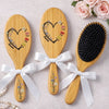 Brosse à Cheveux Personnalisée – Cadeau pour Maman et Mamie – L'amour Grandit Ici