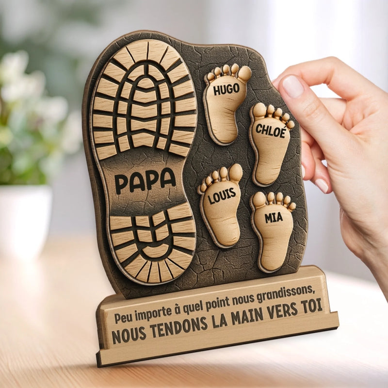 Plaque en Bois 2 Couches Personnalisée avec Support – Cadeau Fête des Pères pour Papa, Papi – Tes pas ont guidé notre chemin