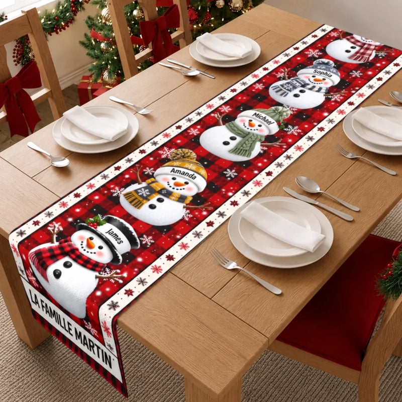 Décoration De Noël Avec Famille De Bonhommes De Neige Et Noms Personnalisés - Chemin De Table Personnalisé