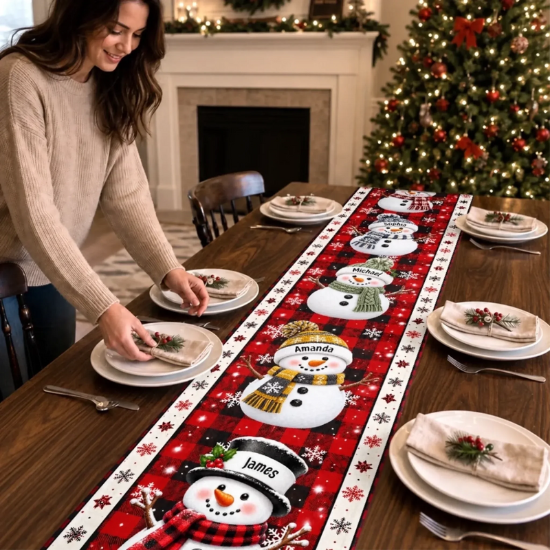 Décoration De Noël Avec Famille De Bonhommes De Neige Et Noms Personnalisés - Chemin De Table Personnalisé