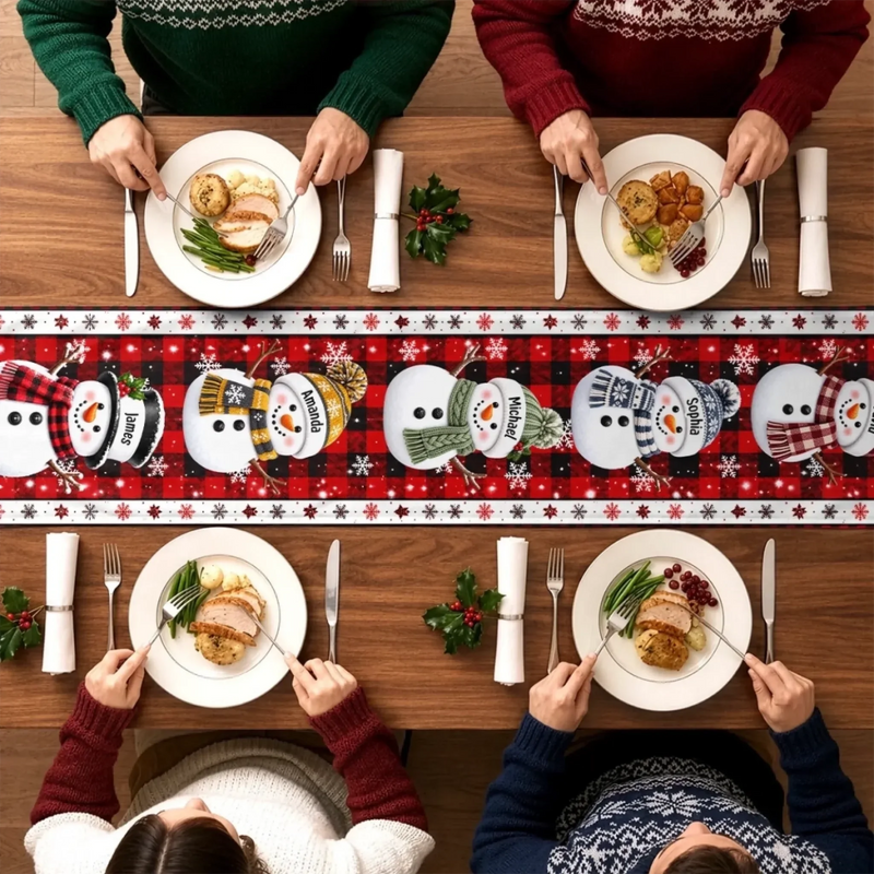 Décoration De Noël Avec Famille De Bonhommes De Neige Et Noms Personnalisés - Chemin De Table Personnalisé